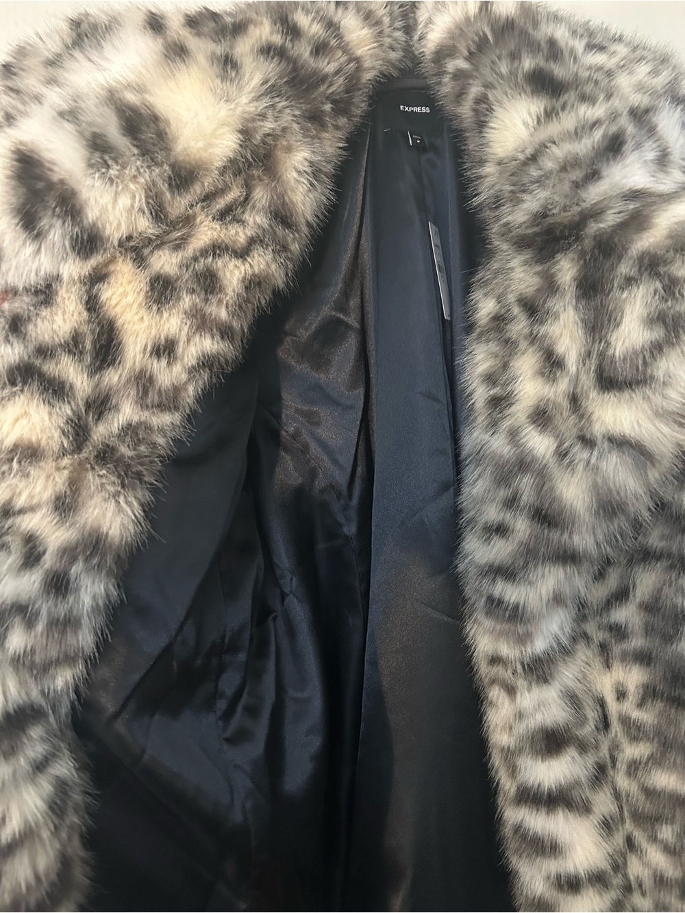 Express Snow Leopard Faux Fur Coat NWT Size M - Picture 4 of 4